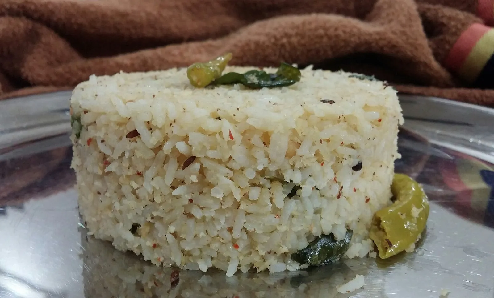 Coconut rice with cashews, lentils and curry leaves