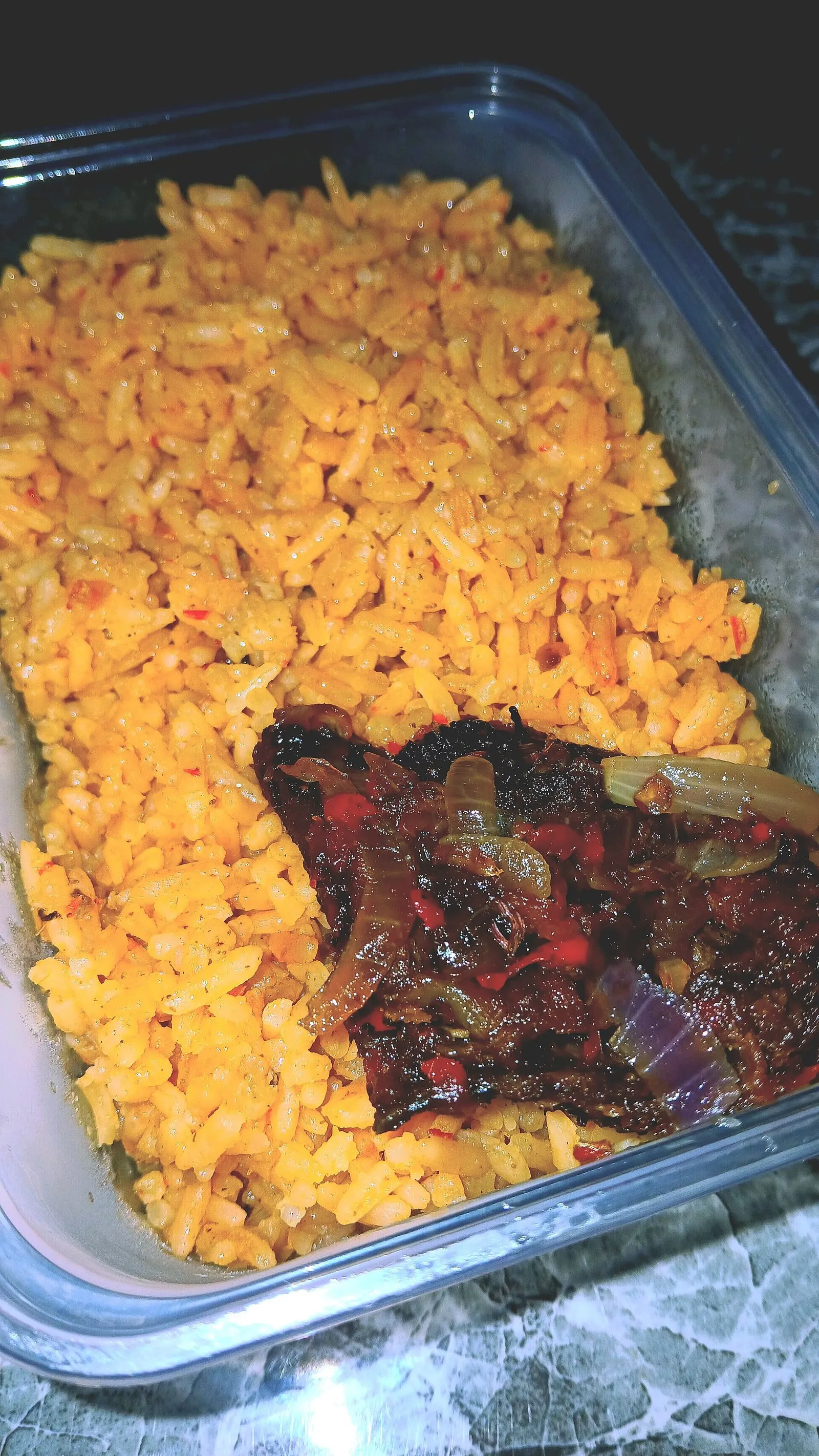 Ruz Bukhari rice with chicken, carrots and raisins